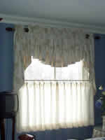 shirred scalloped valance and cafe curtains